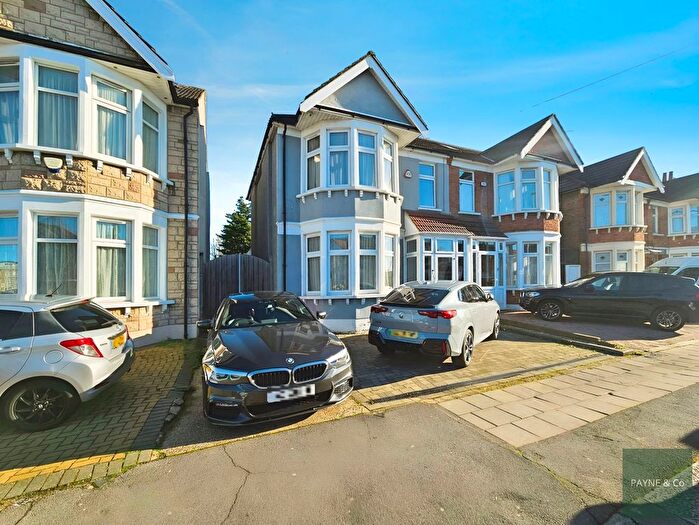 3 Bedroom Semi Detached House For Sale In Goodmayes Lane, Ilford, IG3