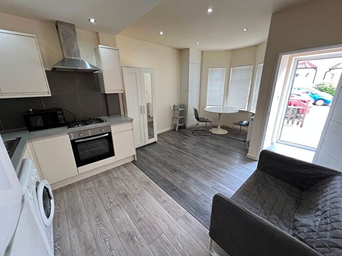 1 Bedroom Flat To Rent In Winchester Road, Chingford, E4