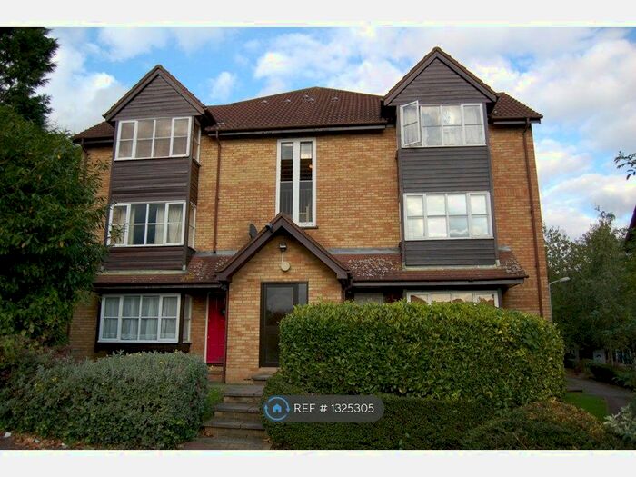 Studio To Rent In Snowdon Drive, London NW9