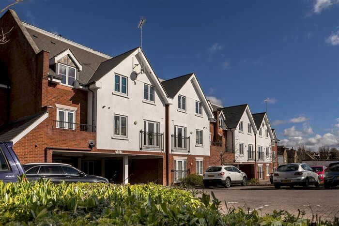 2 Bedroom Flat To Rent In California Close, Belmont, Sutton, SM2