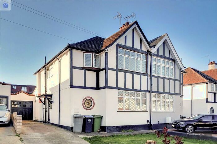 4 Bedroom Semi-Detached House To Rent In Crundale Avenue, Kingsbury, London, NW9