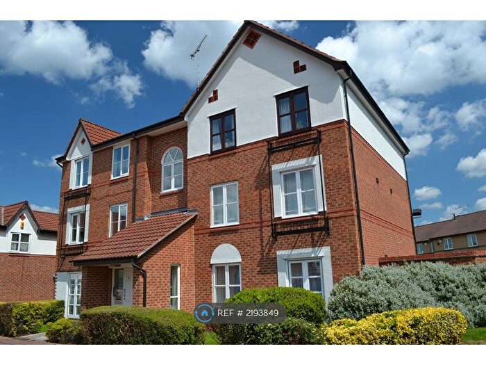 2 Bedroom Flat To Rent In Gardeners Court, Leeds, LS10