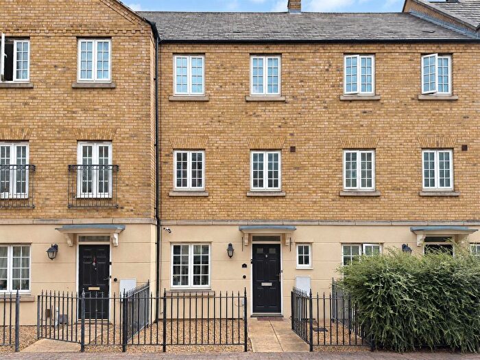 4 Bedroom Town House For Sale In Pipit Walk, Rugby, CV23