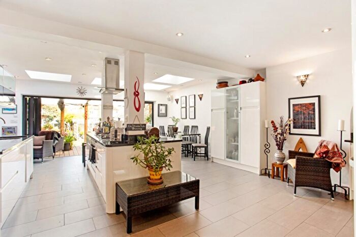 5 Bedroom Semi-Detached House To Rent In Arundel Road Kingston Upon Thames, KT1