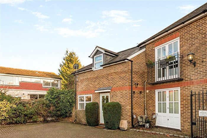 1 Bedroom Maisonette For Sale In North Road, Hersham, KT12