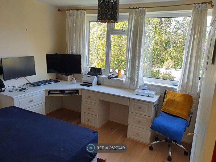 2 Bedroom Flat To Rent In Christchurch Park, Sutton, SM2