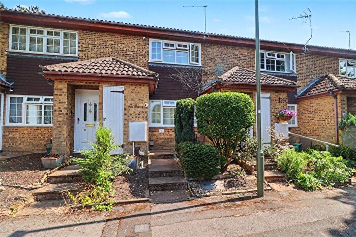 1 Bedroom Maisonette For Sale In Bower Court, Woking, Surrey, GU22
