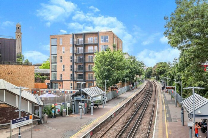 1 Bedroom Flat To Rent In A Kew Bridge Road, Brentford, TW8