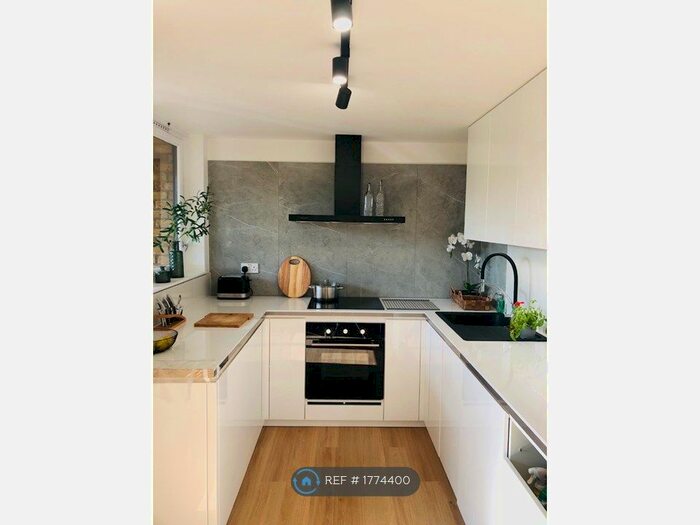 2 Bedroom Flat To Rent In Burr Close, London, E1W