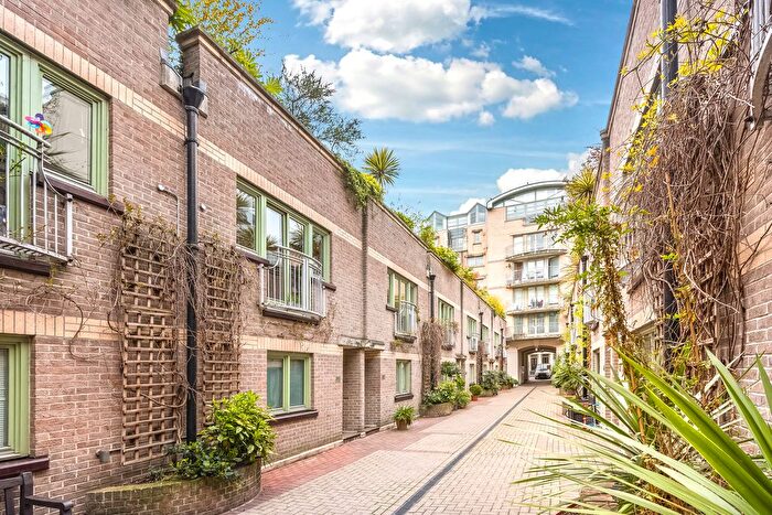 2 Bedroom Mews For Sale In Kensington Gardens Square, Bayswater, W2