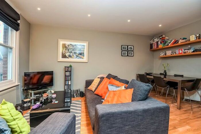 2 Bedroom Flat To Rent In Shrubbery Road, London, SW16