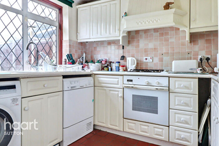 1 Bedroom Maisonette For Sale In Gander Green Lane, Sutton, SM1