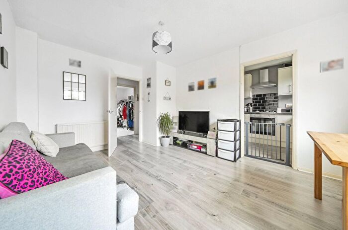 1 Bedroom Flat For Sale In Guildford, Surrey, GU4