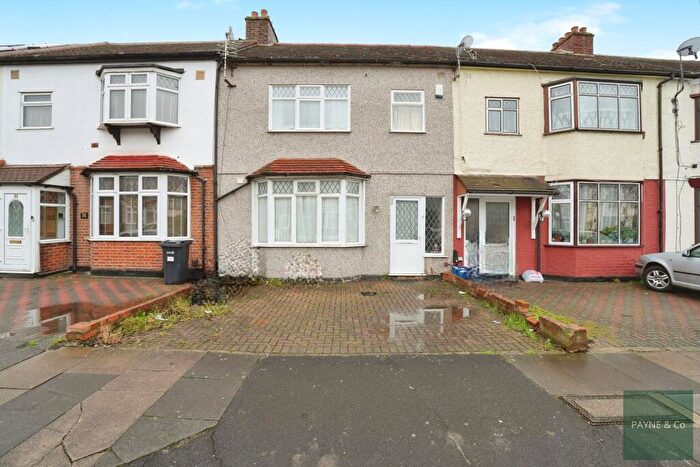 4 Bedroom Semi-Detached House For Sale In Brook Road, Ilford, IG2