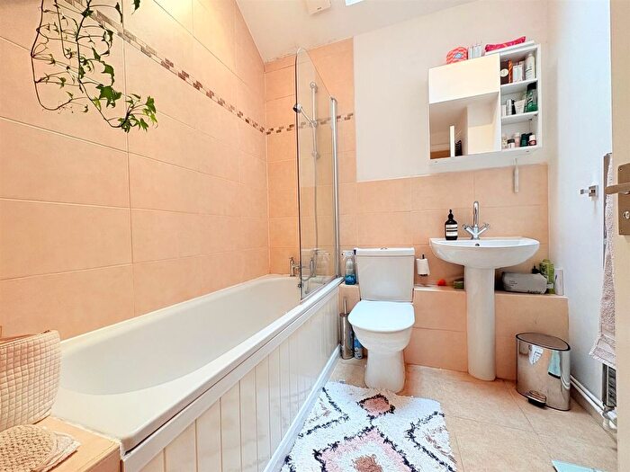 1 Bedroom Flat To Rent In Heath Road, Twickenham, TW1