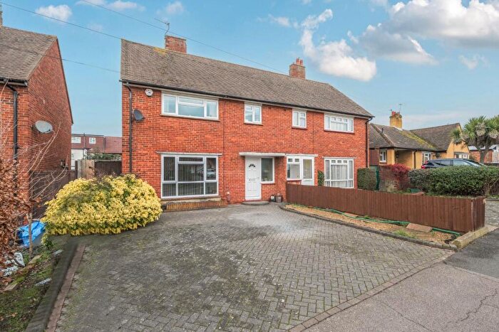 3 Bedroom Semi Detached House For Sale In Carisbrooke Avenue, Bexley, DA5