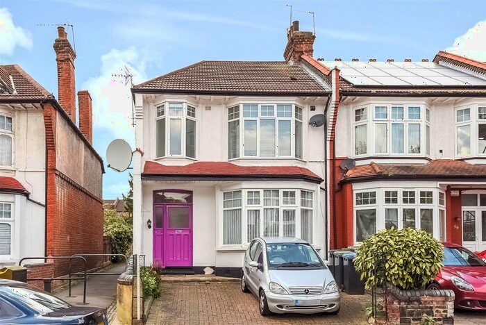 2 Bedroom Flat To Rent In Caversham Avenue, Palmers Green, London, N13