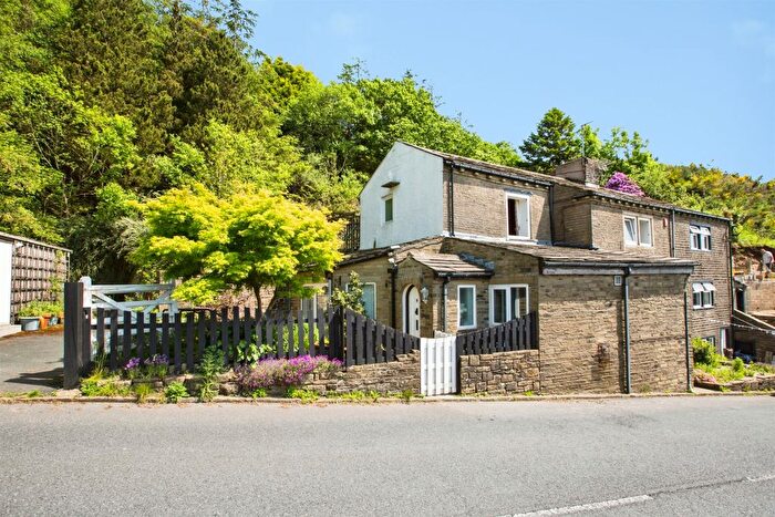 4 Bedroom Semi-Detached House For Sale In Whitegate, Halifax, HX2