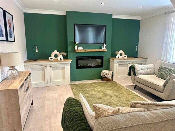 3 Bedroom End Terrace House For Sale In High Street, Porth, CF39