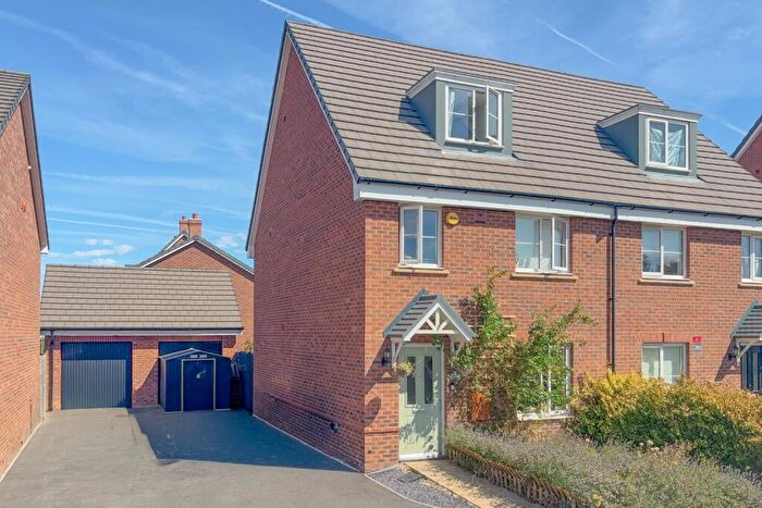 4 Bedroom Semi Detached House For Sale In Kelsey Meadow, Leighton Buzzard, LU7