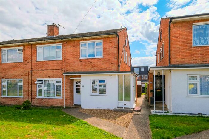 2 Bedroom Maisonette To Rent In Heathfield, Chingford, E4