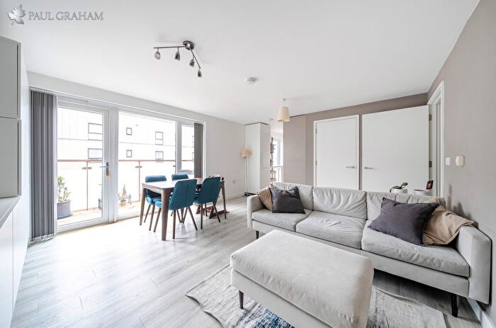 2 Bedroom Flat For Sale In Sweetbriar Avenue, Carshalton, SM5