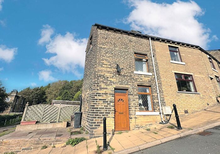 2 Bedroom End Of Terrace House To Rent In Trooper Lane, Halifax, HX3