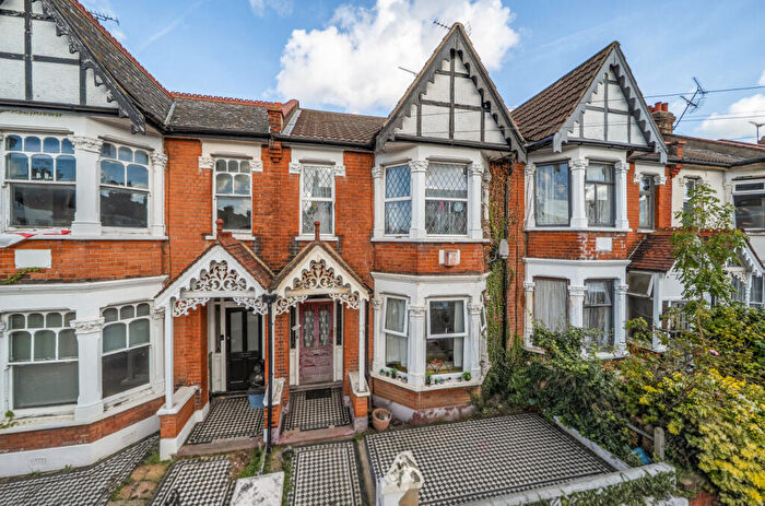 2 Bedroom Apartment For Sale In Westborough Road, Westcliff-on-Sea, Essex, SS0