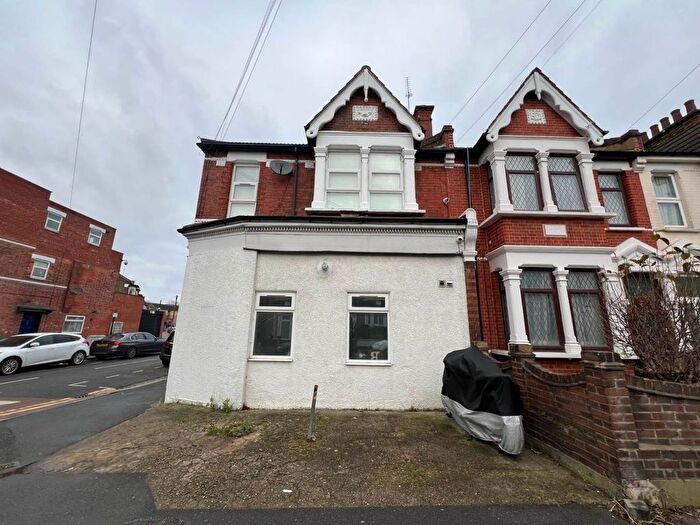 1 Bedroom Studio To Rent In Shrubland Road, London, E17