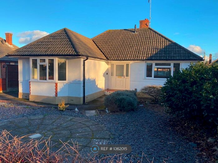 2 Bedroom Bungalow To Rent In Deneve Avenue, Poole, BH17