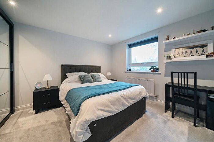 3 Bedroom Flat To Rent In Enfield, London, N11