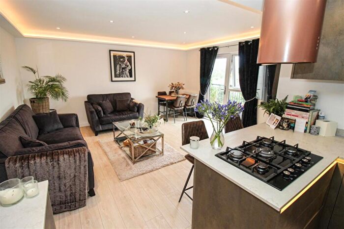 2 Bedroom Flat For Sale In - London Road, Leigh-On-Sea, SS9