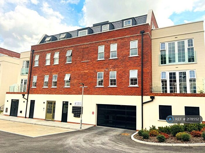 2 Bedroom Flat To Rent In Jubilee Gardens, Weybridge, KT13