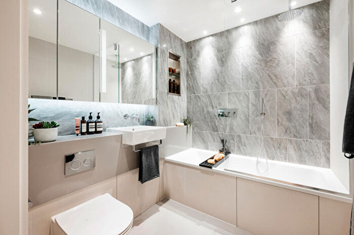 1 Bedroom Apartment For Sale In South Quay Plaza, Canary Wharf, London, E14