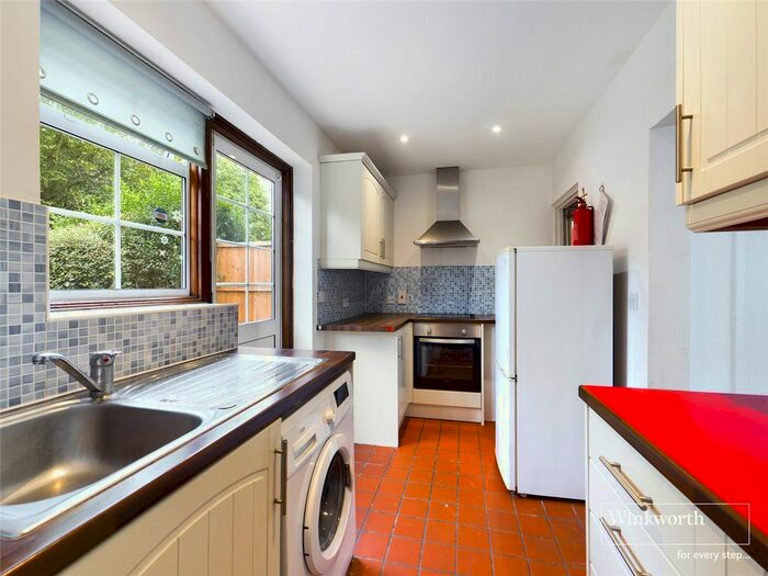 3 Bedroom Detached House To Rent In Shorts Croft, Kingsbury, London, NW9