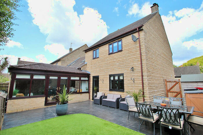 3 Bedroom Link Detached House For Sale In Floreys Close, Hailey, OX29