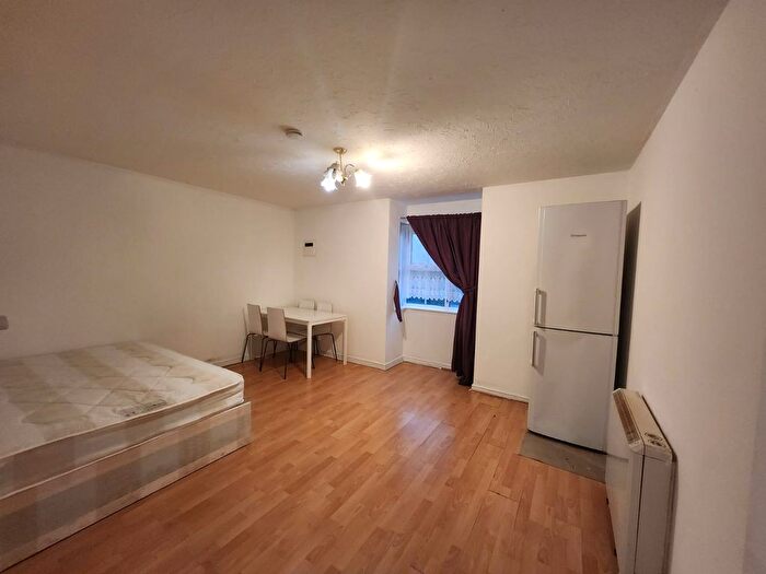 1 Bedroom Flat To Rent In Bluebell Way, Ilford, IG1