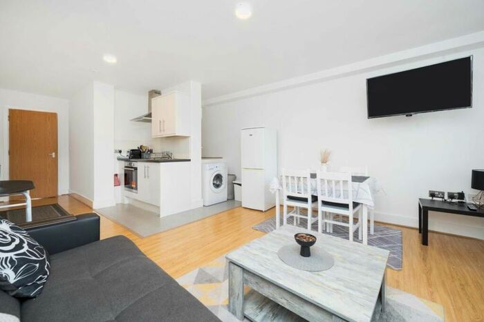 1 Bedroom Flat To Rent In Burdett Road, Bow, E3