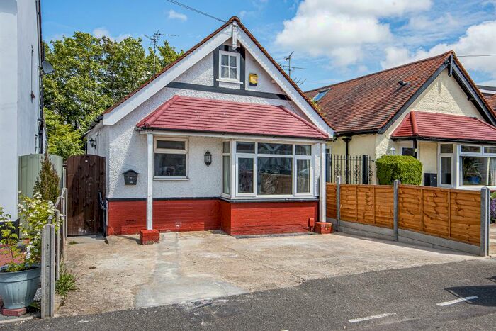 2 Bedroom Detached Bungalow To Rent In Slough, Berkshire, SL2