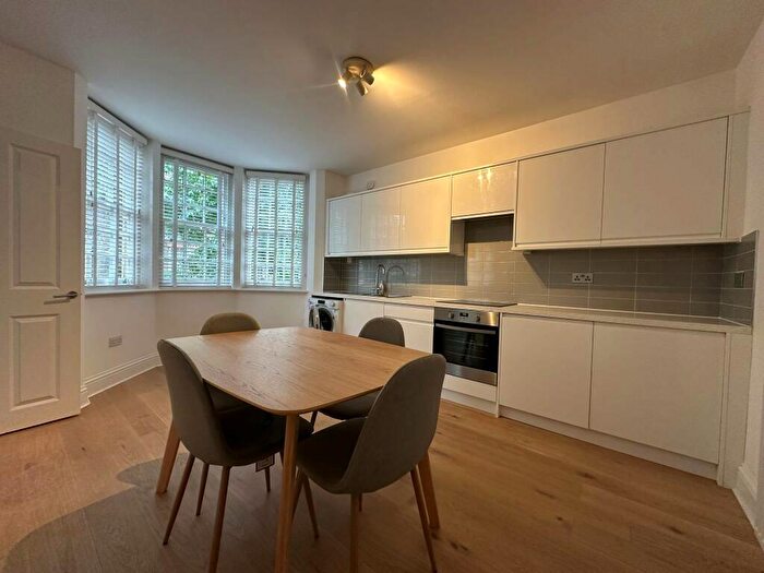 3 Bedroom Flat To Rent In Portland Street, Walworth Village, London, SE17