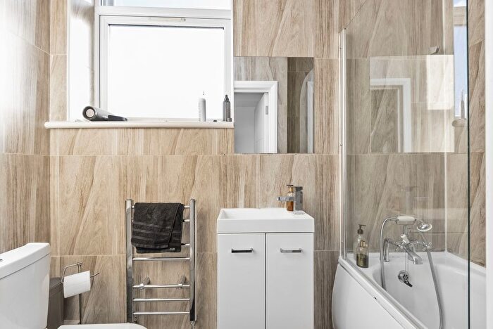 2 Bedroom Flat To Rent In The Cut, London, SE1