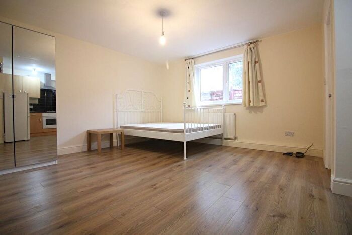 Studio To Rent In Hanworth Road, Hounslow, TW4