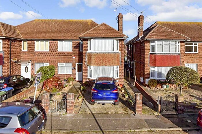 2 Bedroom Ground Maisonette For Sale In Wickham Avenue, Ramsgate, Kent, CT11