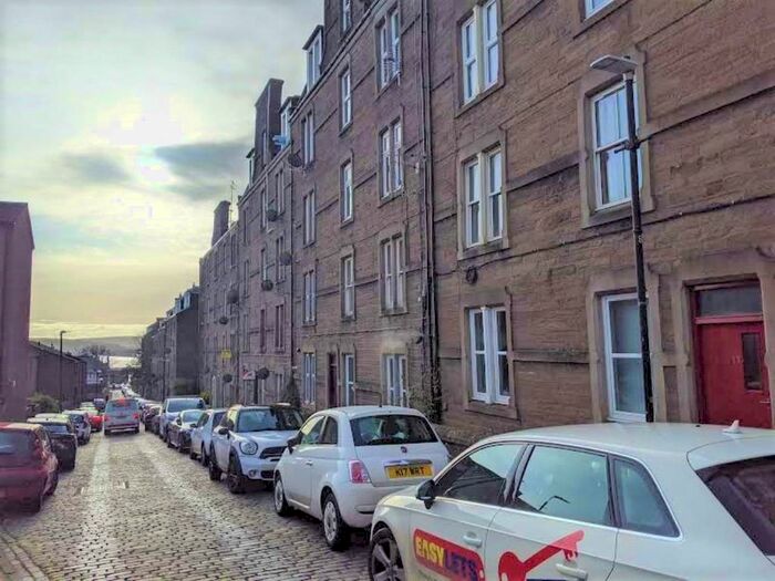 3 Bedroom Flat To Rent In Step Row, Dundee, DD2