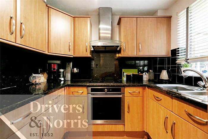 2 Bedroom Flat To Rent In Heddington Grove, Holloway, Islington, London, N7