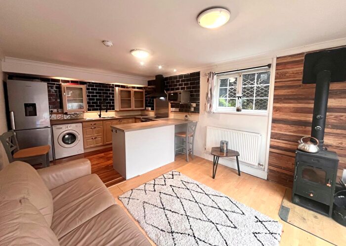 1 Bedroom Flat To Rent In Park Street, Newport, NP11