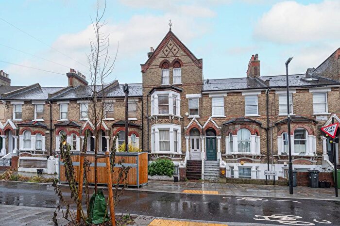 3 Bedroom Flat To Rent In .Elm Park, Brixton Hill, London, SW2