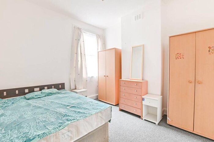 2 Bedroom Flat To Rent In Maybury Gardens, Willesden, London, NW10