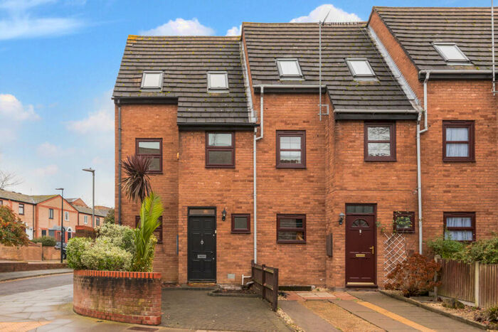 4 Bedroom End Of Terrace House To Rent In Saunders Ness Road, Cubitt Town, E14