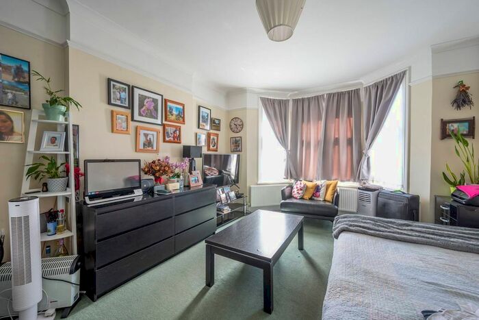 3 Bedroom Flat To Rent In Priests Bridge, Barnes, London, SW14